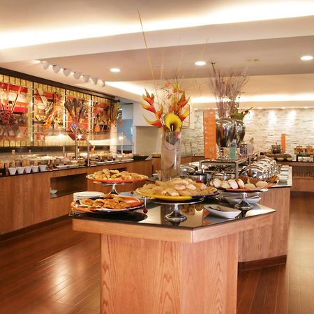 فندق هيلتون جوادالاجارا غوادالاجارا المطعم الصورة The buffet at the restaurant