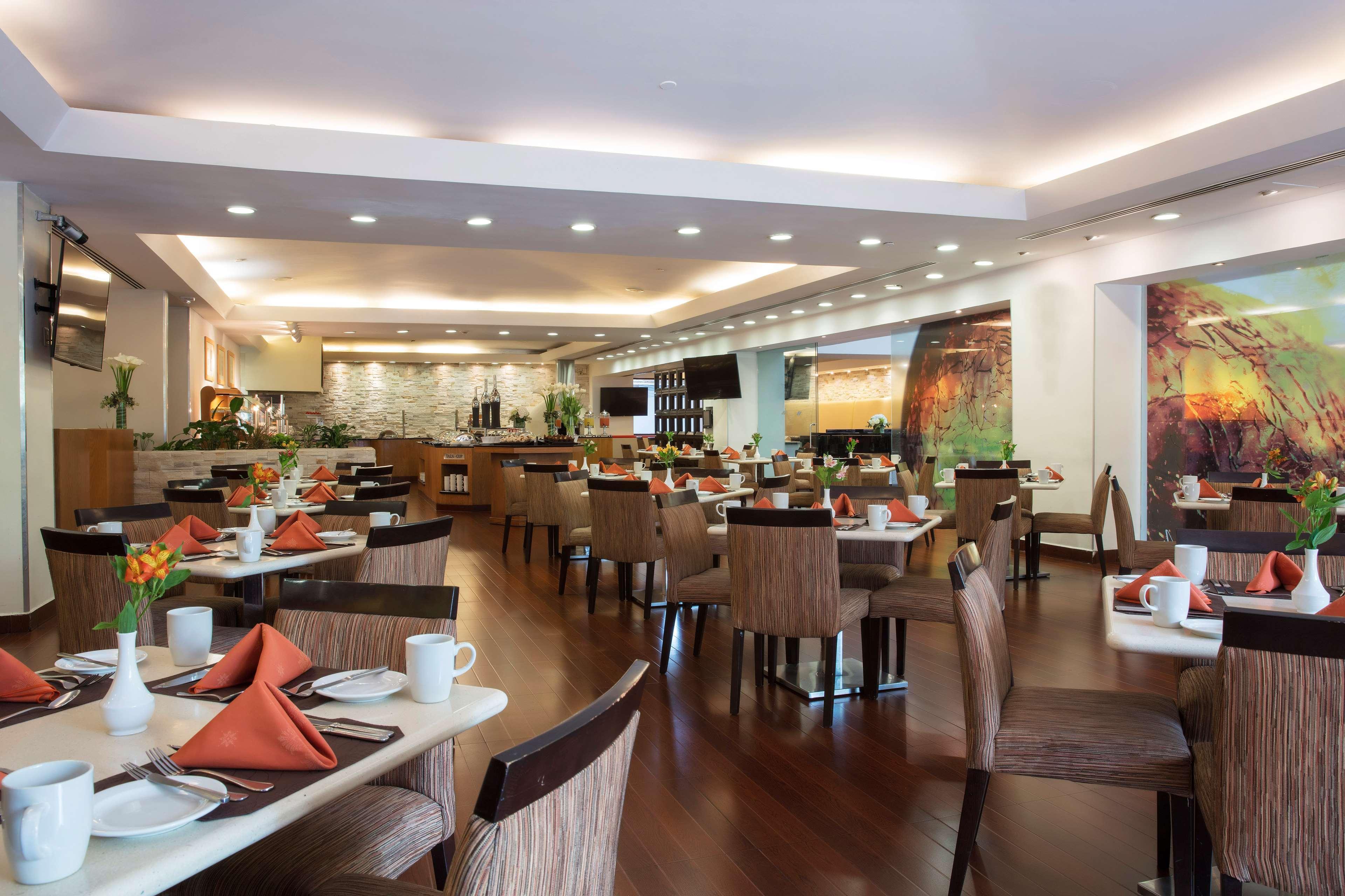 فندق هيلتون جوادالاجارا غوادالاجارا المظهر الخارجي الصورة The restaurant at the hotel