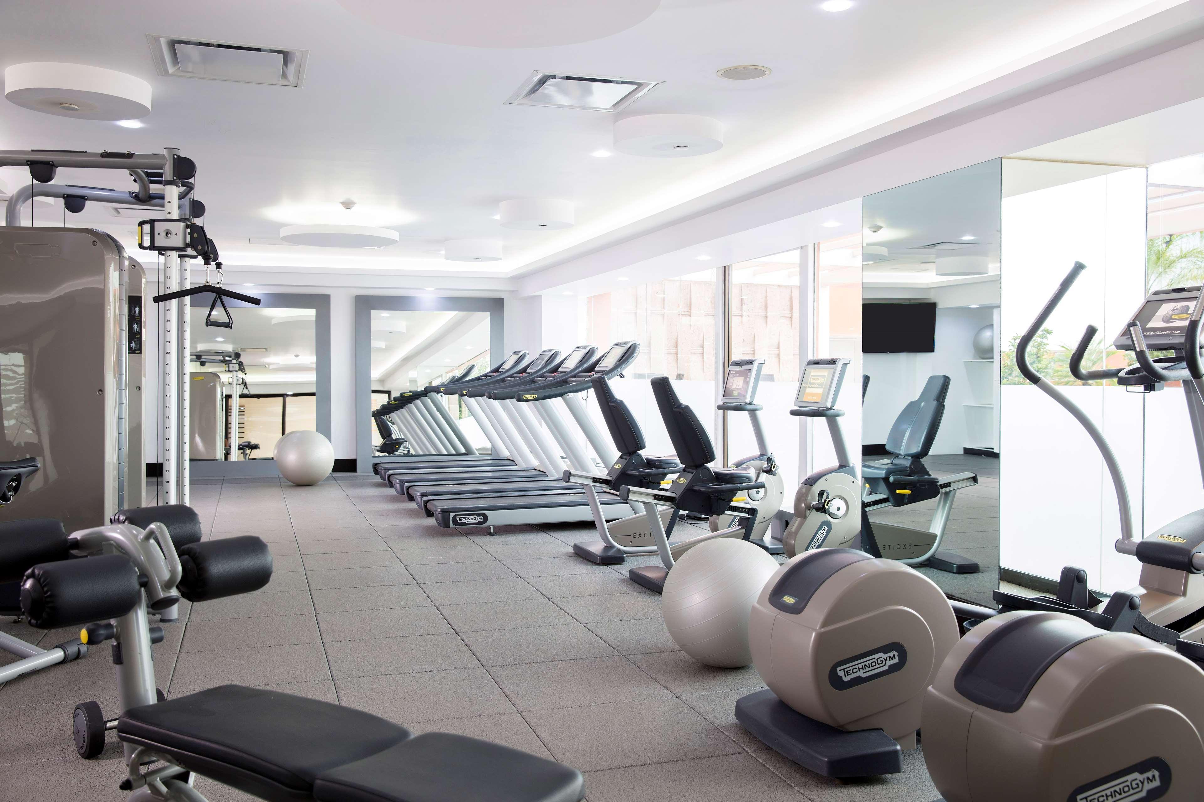 فندق هيلتون جوادالاجارا غوادالاجارا المظهر الخارجي الصورة A gym in a hotel