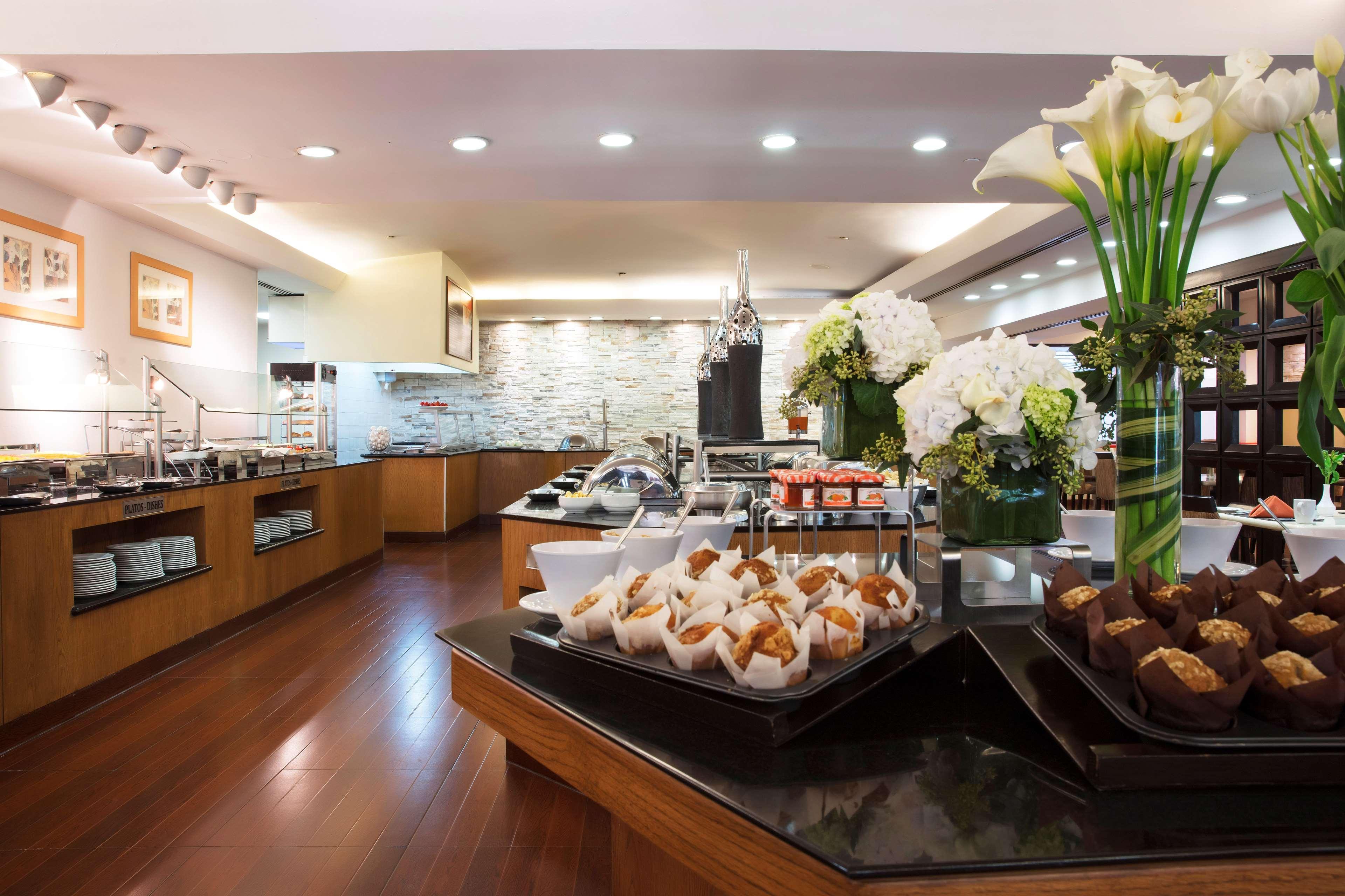 فندق هيلتون جوادالاجارا غوادالاجارا المظهر الخارجي الصورة The buffet at the lounge