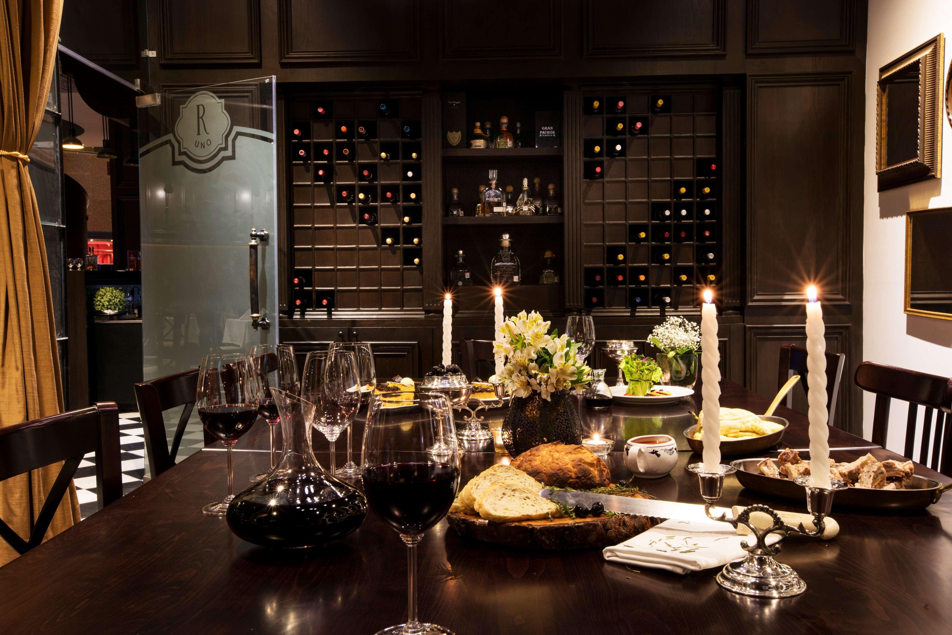 فندق هيلتون جوادالاجارا غوادالاجارا المظهر الخارجي الصورة Wine tasting at the Wine Experience Center