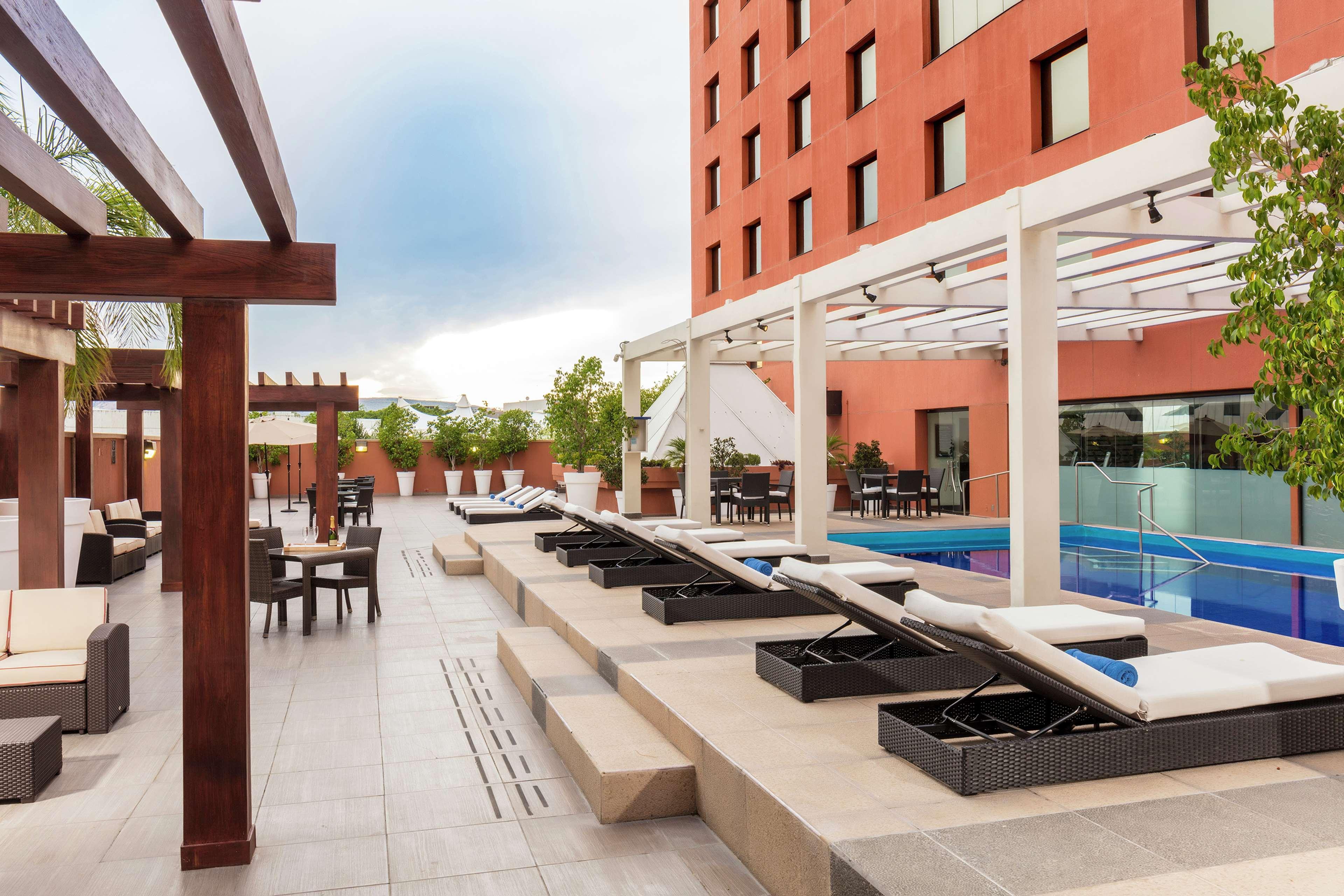 فندق هيلتون جوادالاجارا غوادالاجارا المظهر الخارجي الصورة The rooftop pool at the hotel
