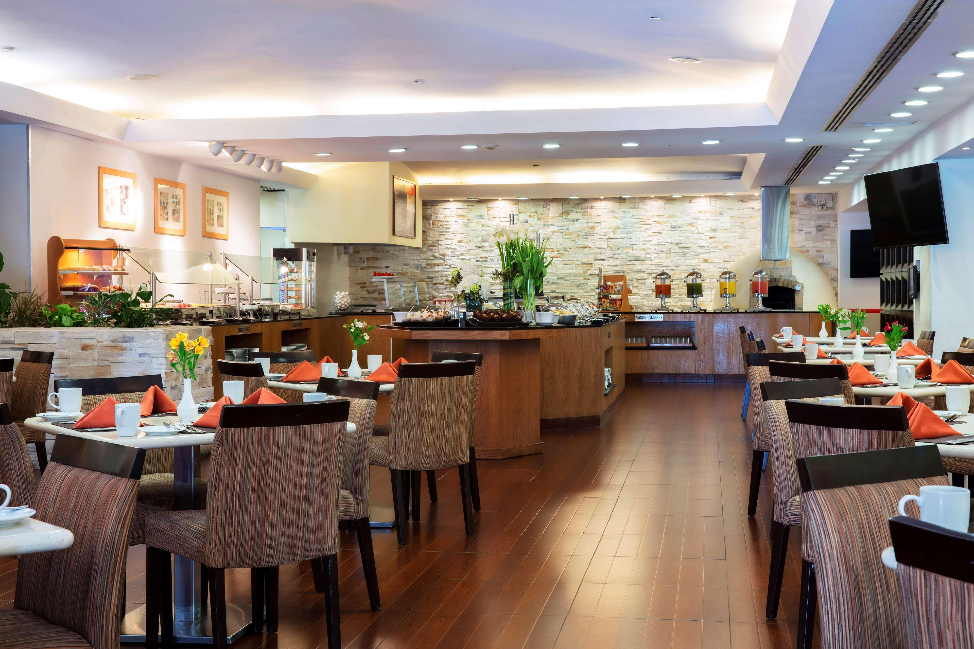 فندق هيلتون جوادالاجارا غوادالاجارا المظهر الخارجي الصورة The interior of the restaurant