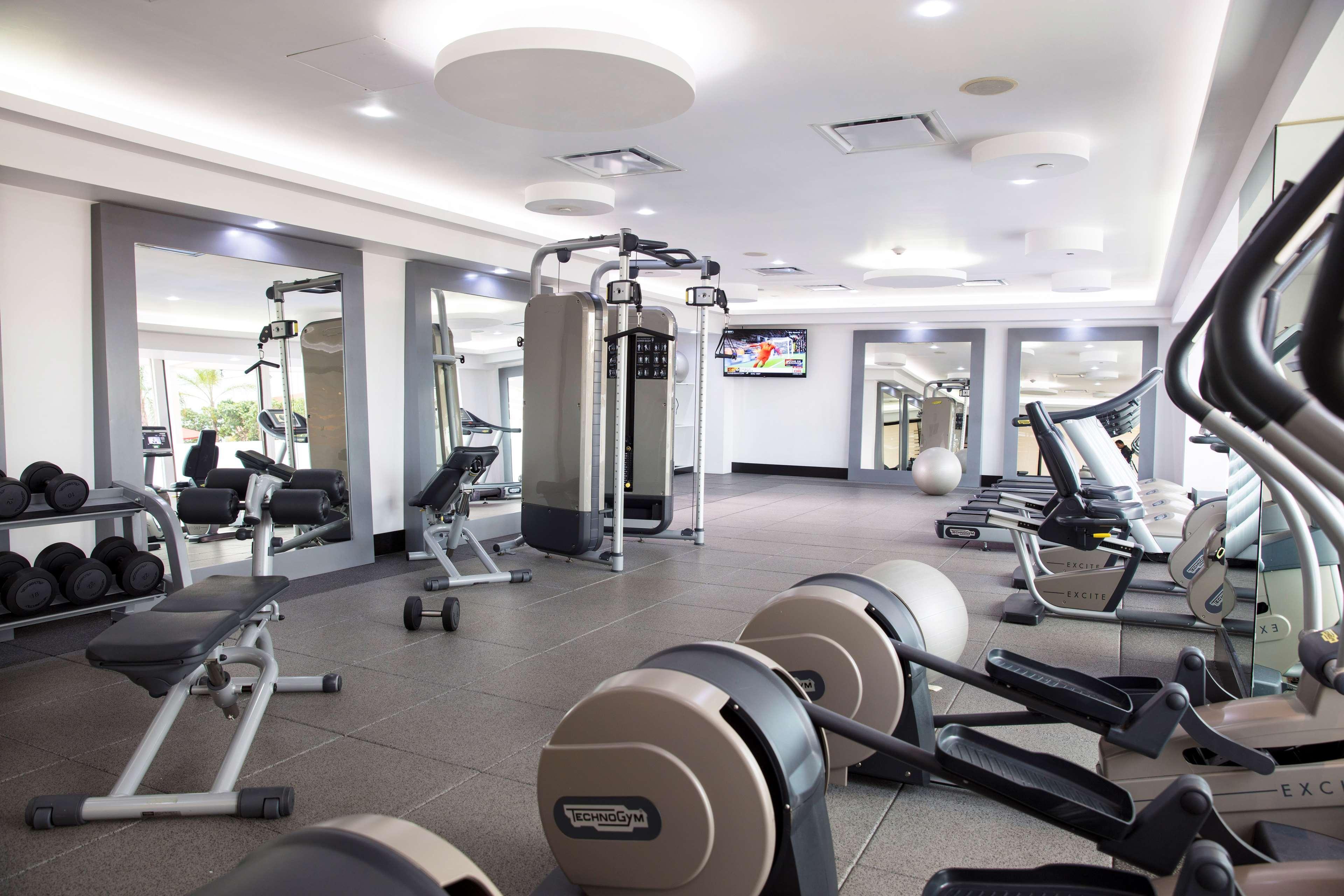 فندق هيلتون جوادالاجارا غوادالاجارا المظهر الخارجي الصورة The gym at the hotel