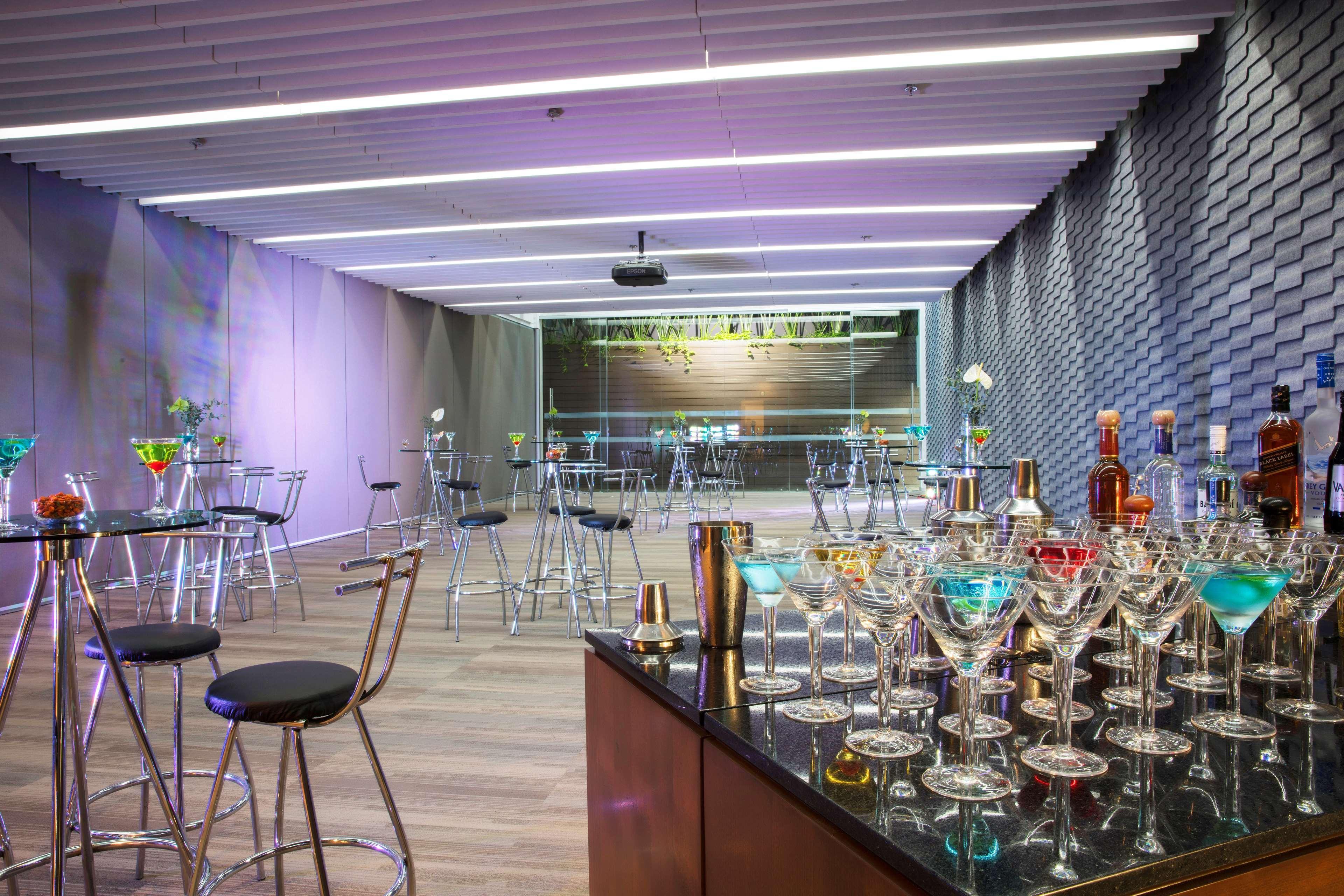 فندق هيلتون جوادالاجارا غوادالاجارا المظهر الخارجي الصورة The bar at the 10th floor