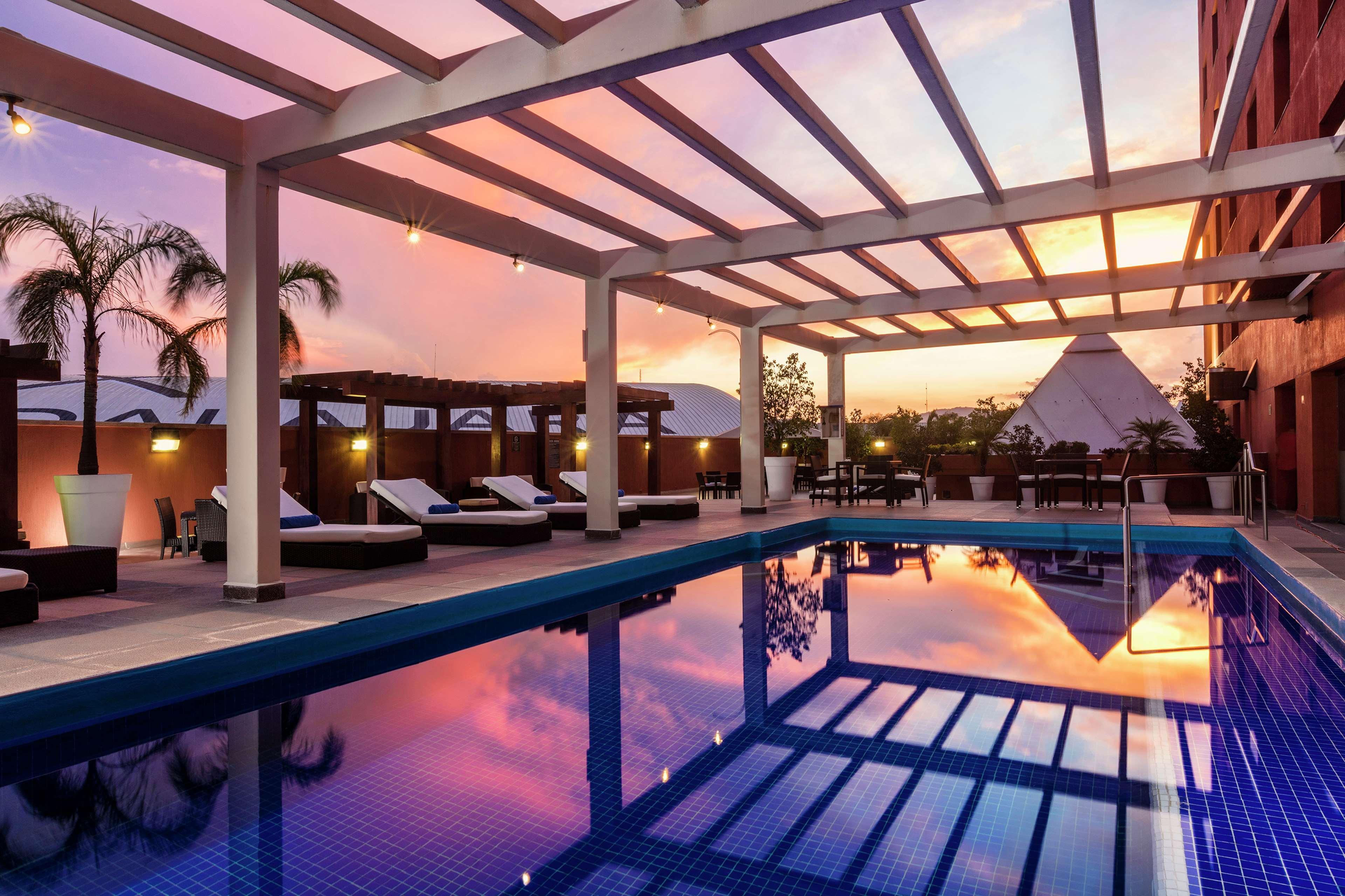 فندق هيلتون جوادالاجارا غوادالاجارا المظهر الخارجي الصورة The pool at the hotel
