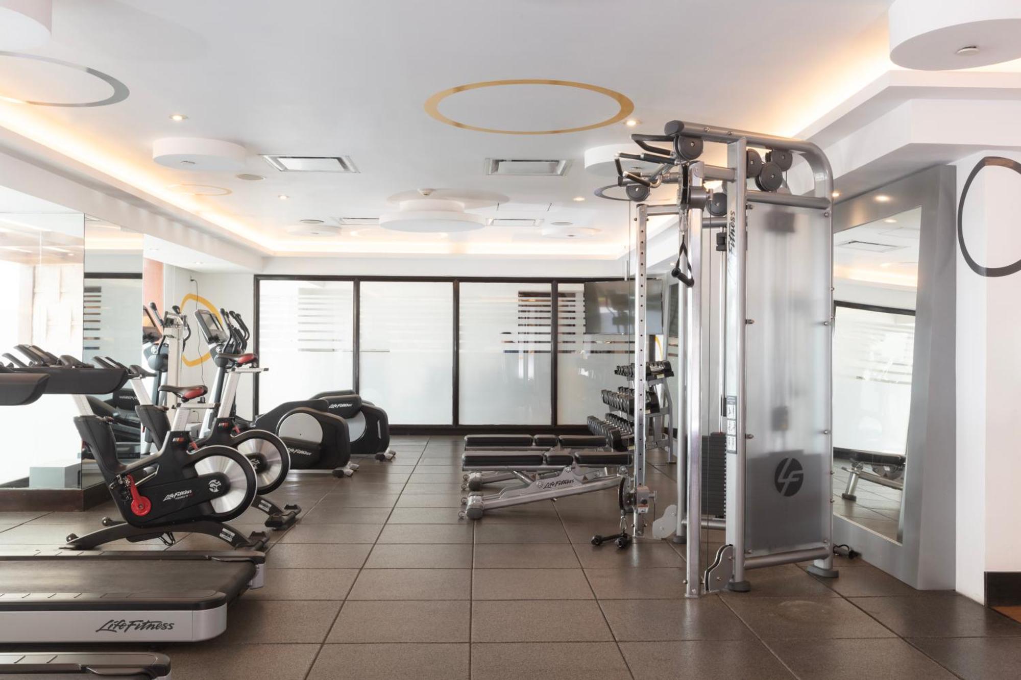 فندق هيلتون جوادالاجارا غوادالاجارا المظهر الخارجي الصورة The gym at the hotel