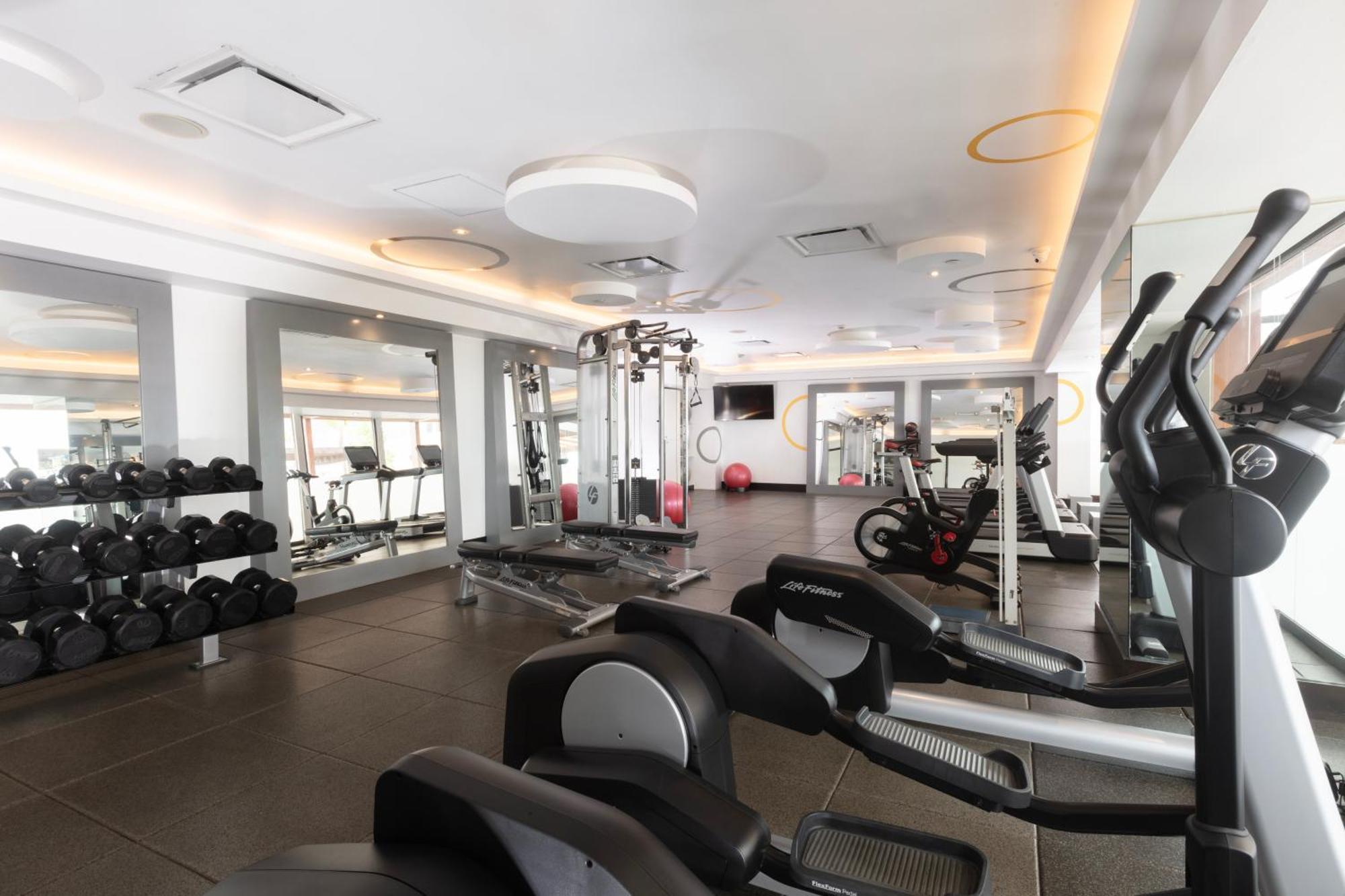 فندق هيلتون جوادالاجارا غوادالاجارا المظهر الخارجي الصورة The gym at the hotel