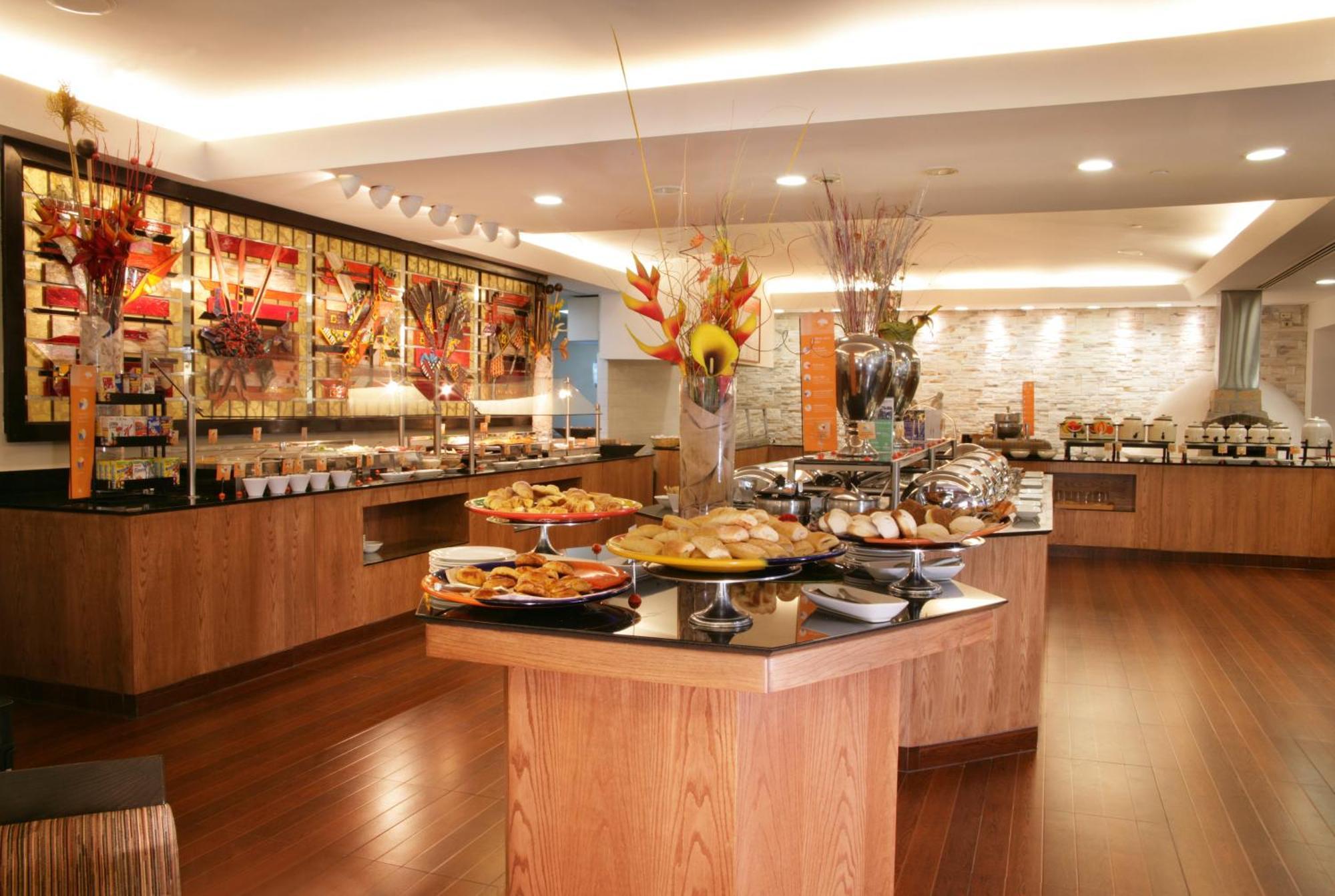 فندق هيلتون جوادالاجارا غوادالاجارا المطعم الصورة The buffet at the restaurant