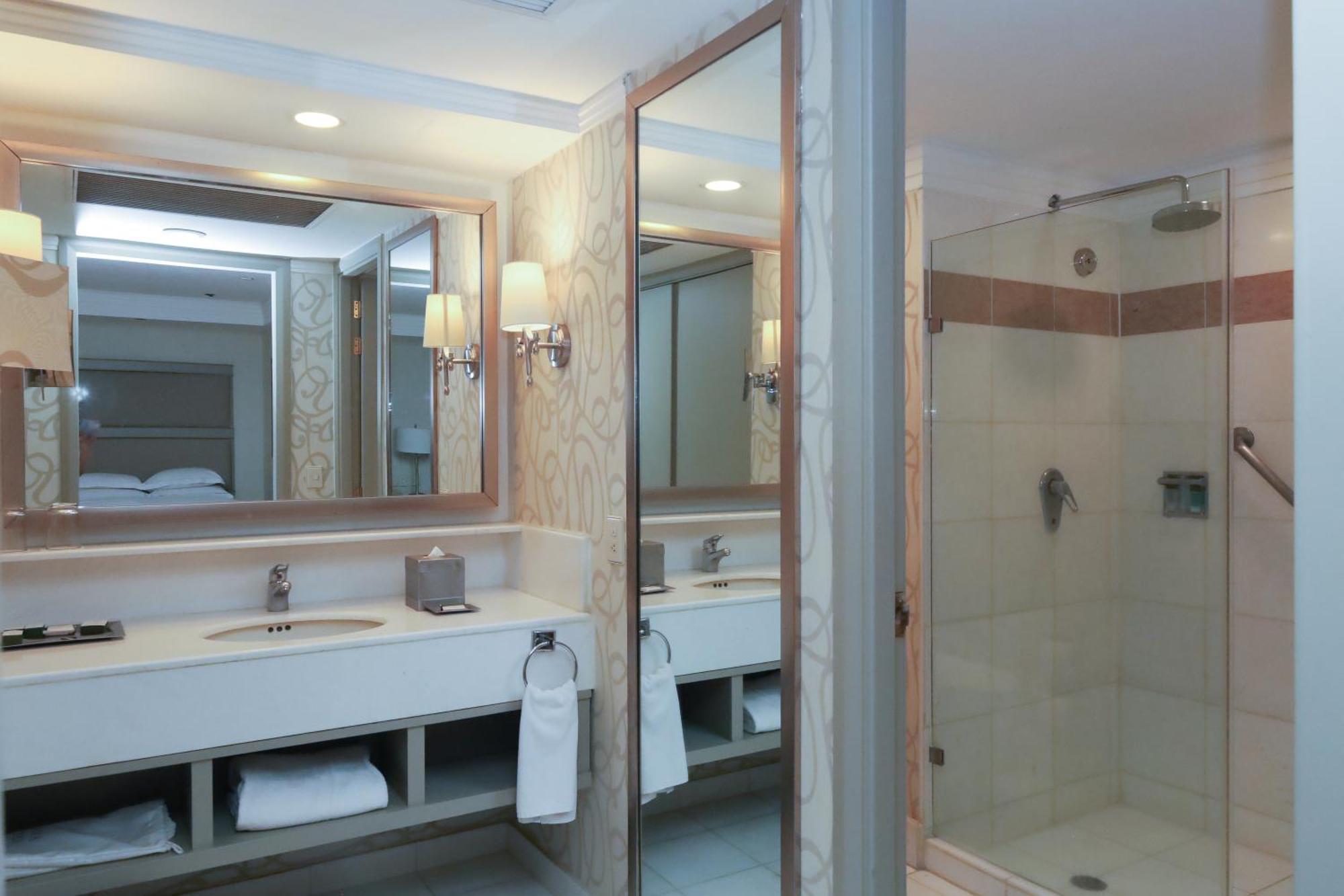 فندق هيلتون جوادالاجارا غوادالاجارا المظهر الخارجي الصورة A shower enclosure