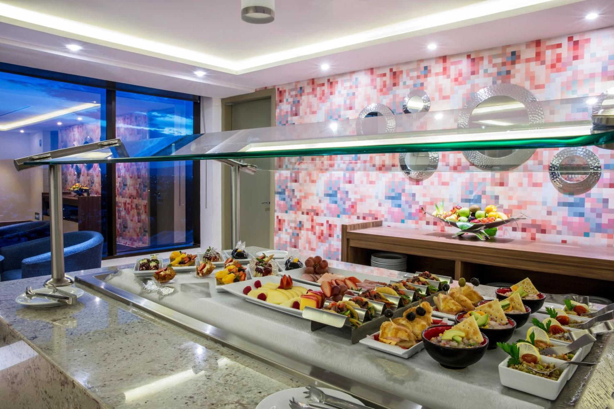 فندق هيلتون جوادالاجارا غوادالاجارا المظهر الخارجي الصورة A buffet at a hotel